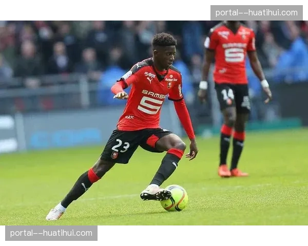 运动饮料品牌与三家法甲俱乐部续约，广告重点强调产品在“维持高强度压迫下的能量供给”