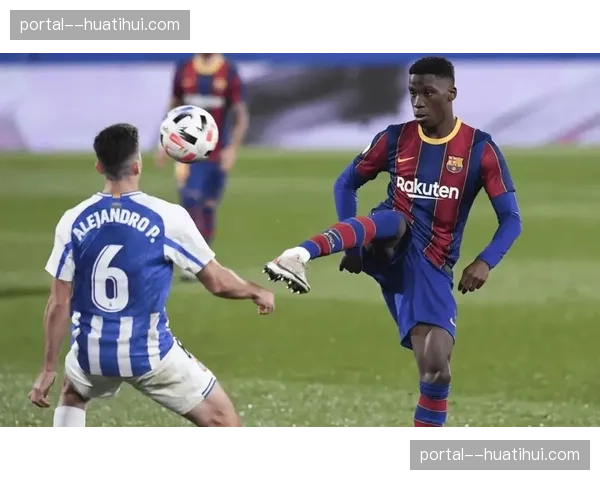 巴萨16岁小将阿杰伊撞上球场外围墙，手腕骨折伤退